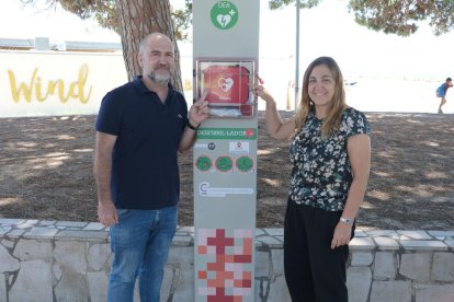 L'alcalde de Cambrils, Alfredo Clúa, i la regidora de Salut, Gemma Balanyà, davant del