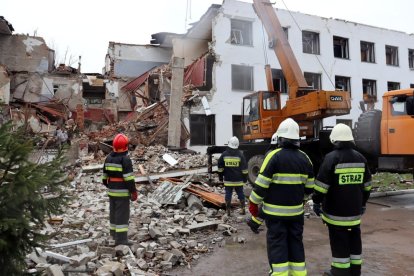 Els equips d'emergència treballen en un edifici destruït pels bombardejos a Txerníhiv.