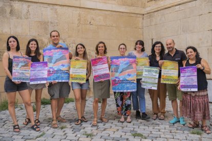 Representants de l'Esquerra Independentista del Camp, amb els cartells dels actes.