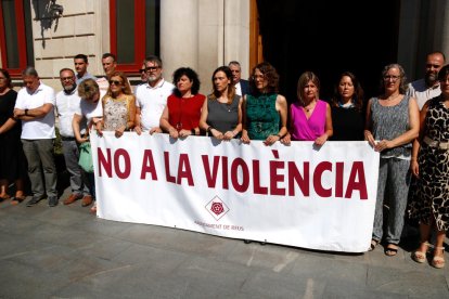 Minuto de silencio en la plaza del Mercadal de Reus por condenar el asesinato de una mujer a manos de su hijo.