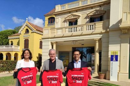 El alcalde de Salou, Pere Granados, junto a la directora general y el director de contenidos de RAC1, Eulàlia Carbonell y Xavi Pérez.