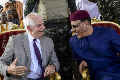 L'Alt Representant de la UE, Josep Borrell, amb el president del Níger Mohamed Bazoum a Niamey.