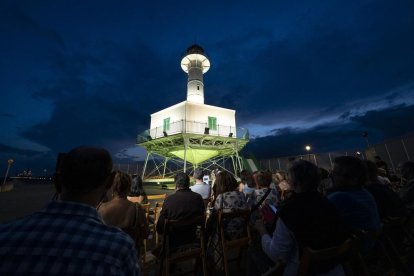 Imagen de la celebración de la X Nit Literària en el Far de la Banya.