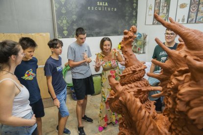 La cua està inspirada en l'obra d'Antoni Gaudí i de Lluís Domènech i Montaner.