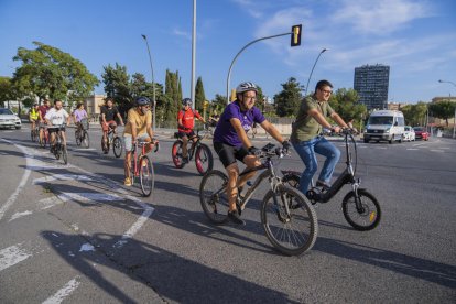 Els participants van començar la ruta des de la Necròpolis, que també va ser la parada final.