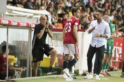 El segon entrenador, Iván Moreno donant instruccions i, al costat, David Concha i Dani Vidal.