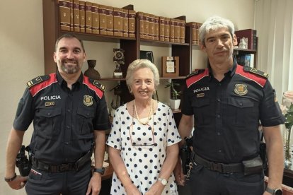 Imatge de la reunió entre la presidenta de la Cambra de Tarragona, Laura Roigé, i membres dels Mossos d'Esquadra.