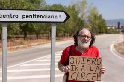 Justo Márquez, un granadino de 60 años enfermo de cáncer, ha pedido ingresar voluntariamente en el centro penitenciario de Alhaurín de la Torre (Málaga).