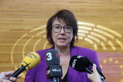 La eurodiputada de ERC Diana Riba en una atención a medios por la votación al pleno de las recomendaciones sobre el espionaje con software como Pegasus.