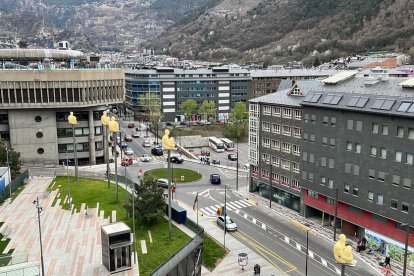 Vista panoràmica del carrer Prat de la Creu d'Andorra, amb l'Edifici Administratiu del govern d'Andorra a la part de l'esquerra.