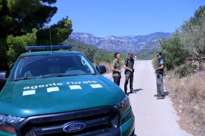 Control d'Agents Rurals i Forestal Catalana per evitar l'accés al parc natural dels Ports, a la pista del barranc de la Vall.