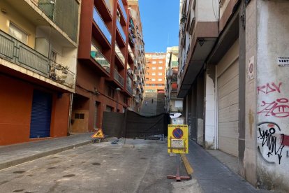 Les obres impedeixen el pas dels vehicles pel carrer de Castaños.