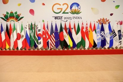 Banderas de los países participantes en la cumbre de líderes del G20 lo Centro de Convenciones ITPO, en Nueva Delhi.