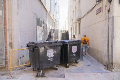 L'espai per al pas de persones és molt reduït.