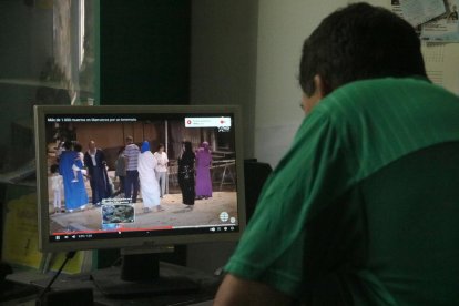 Un ciudadano marroquí mirando imágenes del terremoto en Marruecos.