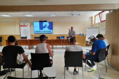 Un taller de prevenció de situacions d'explotació sexual de la Creu Roja a Tarragona.