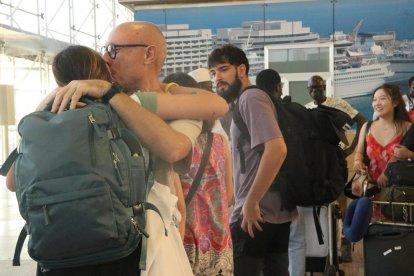 Reencuentro entre una pasajera procedente de Marruecos y un familiar en el aeropuerto.