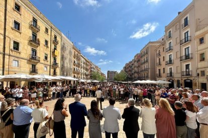 Plano general del minuto de silencio convocado por el Ayuntamiento de Tarragona.