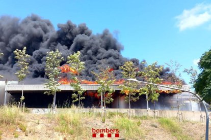 Imatge de l'incendi a una indústria de paper alimentari.