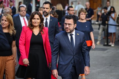 El presidente de la Generalitat, Pere Aragonès, y la consejera de la Presidencia, Laura Vilagrà, en la tradicional ofrenda al monumento de Rafael Casanova.