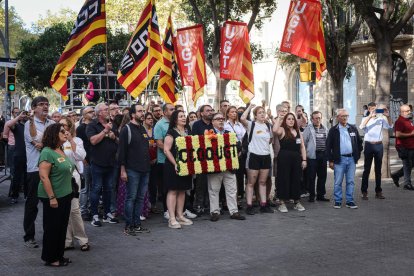 Representantes de los sindicatos UGT y CCOO, en la ofrenda floral en el monumento a Rafael Casanova de Barcelona.