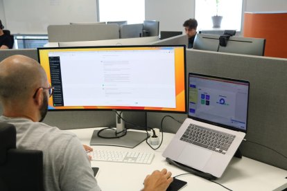 Un trabajador de la empresa Dynatrace en su escritorio.