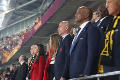 El presidente de la RFEF, Luis Rubiales, en el palco de autoridades de la final del Mundial, junto a la reina Letizia.