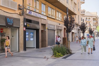 El carrer Canyelles té comerços del sector tèxtil, del sector serveis i de restauració.