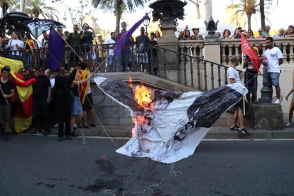 Unos encapuchados quemando una foto de Aragonès y Collboni en la manifestación de la izquierda independentista.