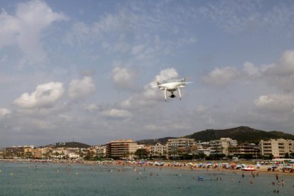 Un dron sobrevola les platges de Calafell per avaluar l'efecte de les mesures de protecció del litoral.