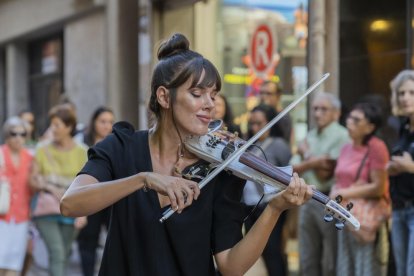 Imatge de la violinista Astrid Torrente durant la seva actuació.