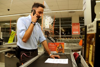 Un dels treballadors d'un supermercat de la Canonja.