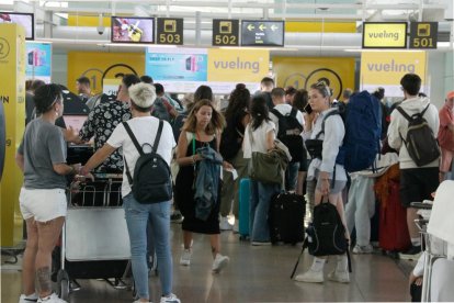 Un dels punts de facturació de la companyia Vueling a la T1 de l'aeroport del Prat.