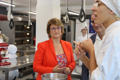 La consellera d'Educació, Anna Simó, visita una aula de l'Institut d'Aliments de Barcelona.