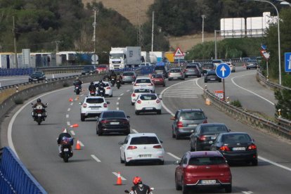 Trànsit lent a l'AP-7 en sentit nord a la Roca del Vallès.