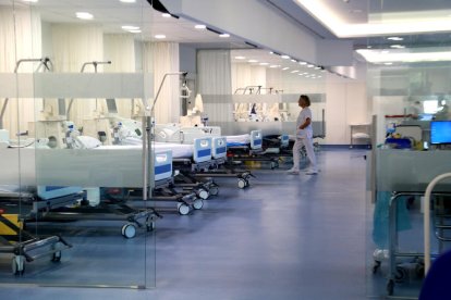 Sala de tractaments de la Unitat d'Atenció Nefrològica de l'Hospital de la Santa Creu de Jesús.