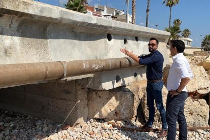 El director de l'ACA, Samuel Reyes, ha visitat amb l'alcalde d'Alcanar, Joan Roig, l'estat dels barrancs que passen per aquesta localitat després del pas de la DANA