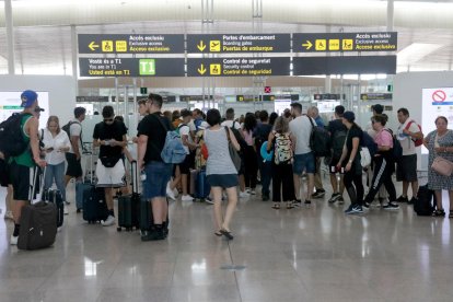 Acumulació d'usuaris per fer el control de seguretat a l'aeroport del Prat.