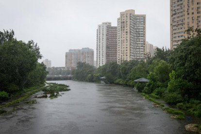 Crescuda de riu a Pequín per les intenses pluges del tifó Doksuri.