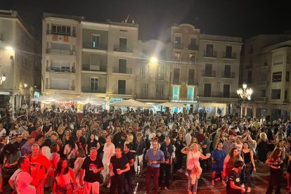 La verbena de los 80 y de los 90 celebrada el pasado viernes en la plaza del Mercadal.