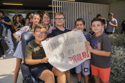 Estudiantes, padres y madres se concentraron ayer en las puertas del centro.