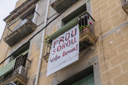 Imatge de la pancarta penjada d'un balcó a la plaça de les Basses, amb la qual es demana silenci.