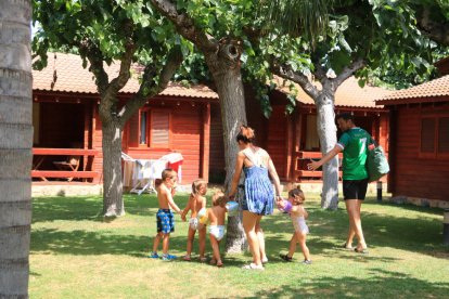 Una família retorna al seu bungalow al Càmping La Llosa de Cambrils.