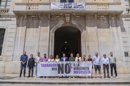 Regidors de l'Ajuntament i altres autoritats van fer un minut de silenci davant del Palau Municipal.