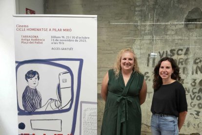 La regidora de Cultura de Tarragona, Sandra Ramos,  acompanyada per la dissenyadora del cartell, Marina Barberà.