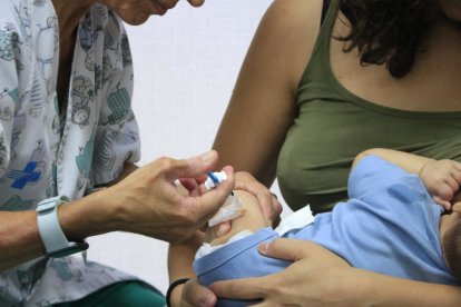 Un nadó rep l'anticòs contra el virus respiratori sincicial (VRS), principal causant de la bronquiolitis, al CAP Maragall, de Barcelona.