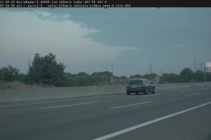 Imagen del vehículo circulando a 215 km/h a la AP-7 a Tarragona.