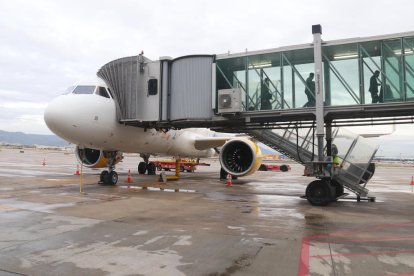 Un avión de Vueling que ha hecho trayectos con biocombustible de Repsol fabricado en Tarragona, en el aeropuerto de El Prat.