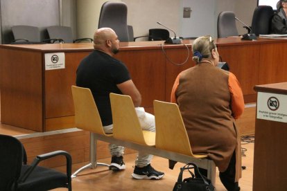 El acusado acompañado de la intérprete durante el juicio celebrado en la Audiencia de Lleida.