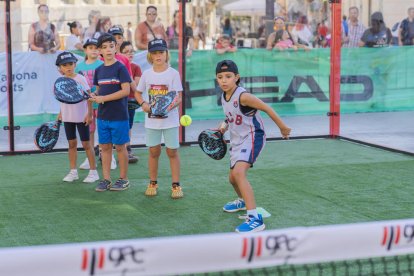 Niños y niñas jugando a pádel en la primera parte del circuito.